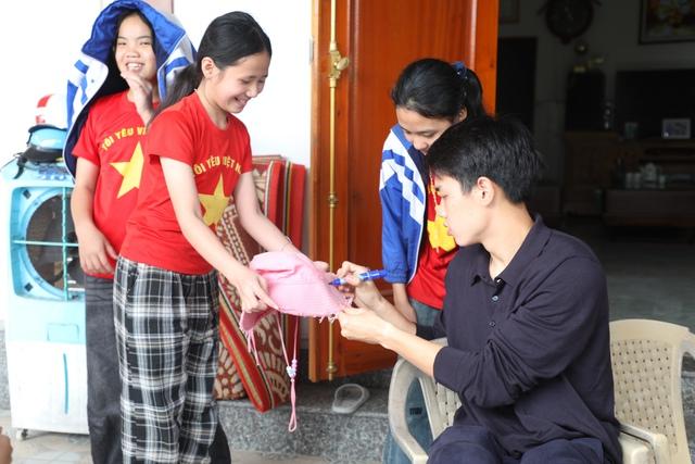 Hàng xóm vỡ òa khi Đình Bắc về thăm nhà, gia đình phấn khởi dựng rạp bày cỗ mời bà con- Ảnh 6.