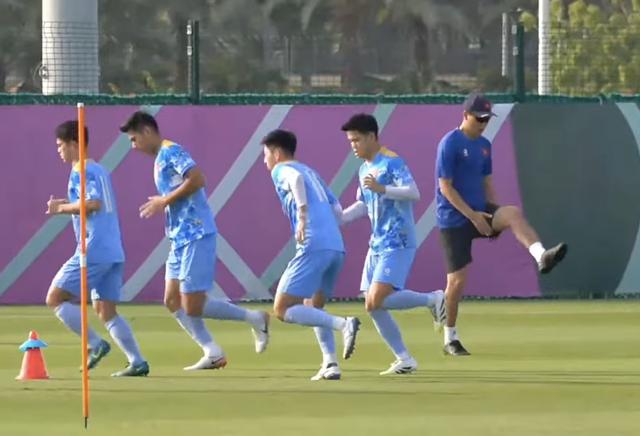 Thanh Nhàn xỏ giày đinh trở lại, HLV Kim hào hứng tập cùng U.23 Việt Nam dưới trời nắng chang chang- Ảnh 3.