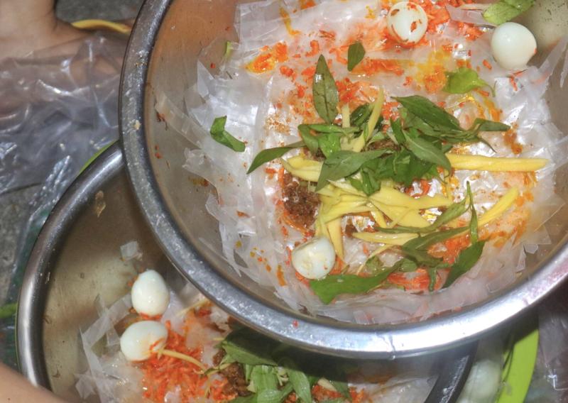 Hot trend ẩm thực: Cách làm bánh tráng nhúng nước, vì sao gây tranh cãi? - Ảnh 2.