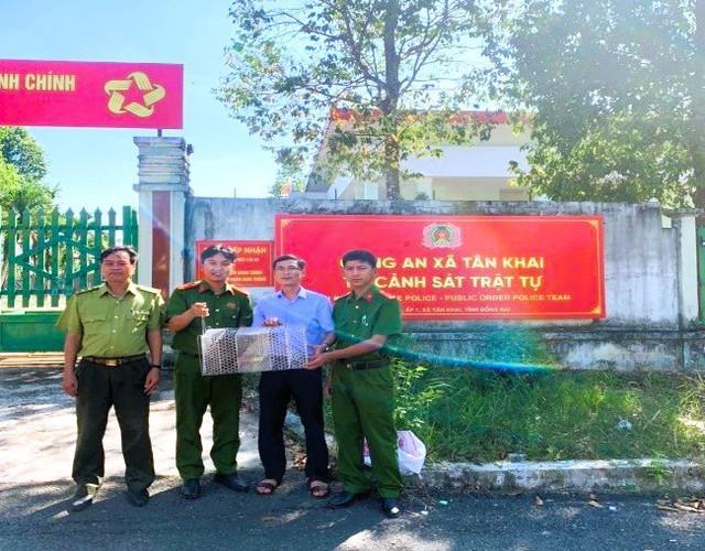 Đồng Nai: Công an tuần tra, phát hiện động vật quý hiếm bò trên quốc lộ 13 - Ảnh 2.