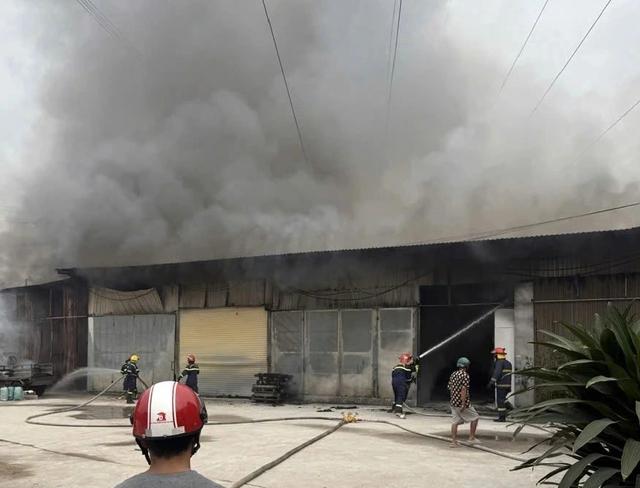 Cháy kho hàng ở TP.HCM, cả khu dân cư nháo nhào- Ảnh 1. Cháy kho hàng ở TP.HCM, cả khu dân cư nháo nhào- Ảnh 1.