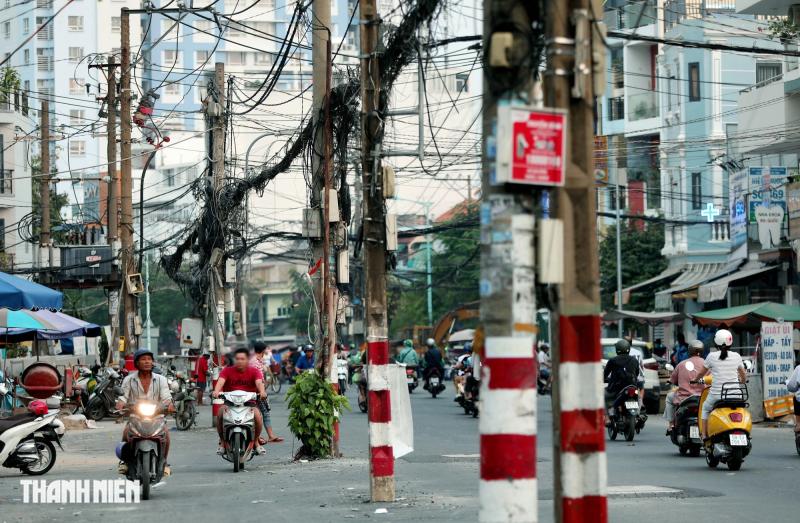 Đường Chu Văn An dần về đích, hàng loạt cột điện vẫn án ngữ mặt đường - Ảnh 5. Đường Chu Văn An dần về đích, hàng loạt cột điện vẫn án ngữ mặt đường - Ảnh 5.