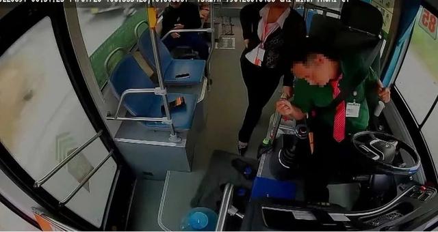 Tài xế xe buýt tại TP.HCM đột quỵ khi đang lái xe- Ảnh 1.