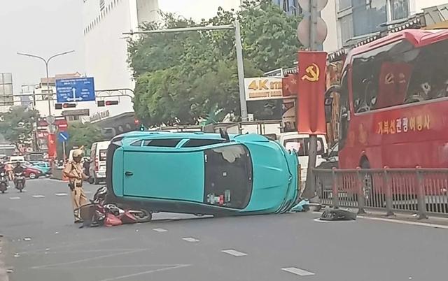 Taxi lật trên đường Hoàng Văn Thụ, người dân hỗ trợ giải cứu nạn nhân- Ảnh 1. Taxi lật trên đường Hoàng Văn Thụ, người dân hỗ trợ giải cứu nạn nhân- Ảnh 1.