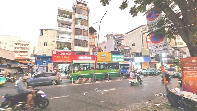 Taxi lật trên đường Hoàng Văn Thụ, người dân hỗ trợ giải cứu nạn nhân- Ảnh 3. Taxi lật trên đường Hoàng Văn Thụ, người dân hỗ trợ giải cứu nạn nhân- Ảnh 3.