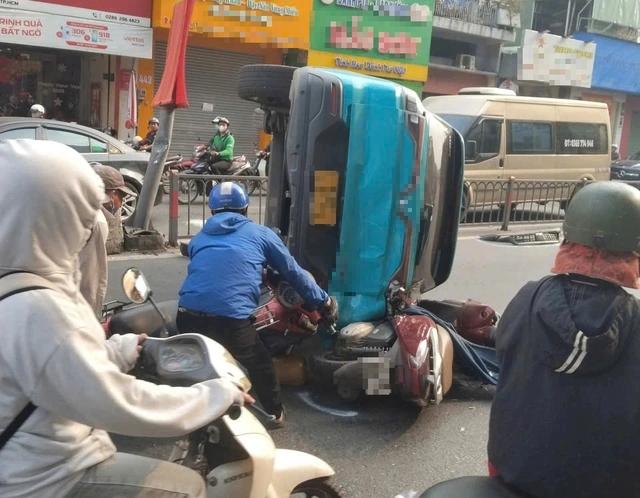 Taxi lật trên đường Hoàng Văn Thụ, người dân hỗ trợ giải cứu nạn nhân- Ảnh 2. Taxi lật trên đường Hoàng Văn Thụ, người dân hỗ trợ giải cứu nạn nhân- Ảnh 2.
