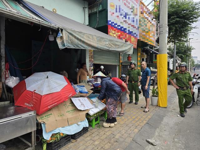 Công an TP.HCM xử lý tình trạng 'xẻ thịt' vỉa hè, thu phí giữ xe trái phép - Ảnh 4.