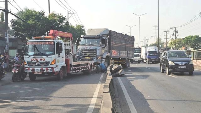 Xe tải tông dải phân cách đường Lê Đức Anh, giao thông cửa ngõ TP.HCM ùn ứ - Ảnh 1.