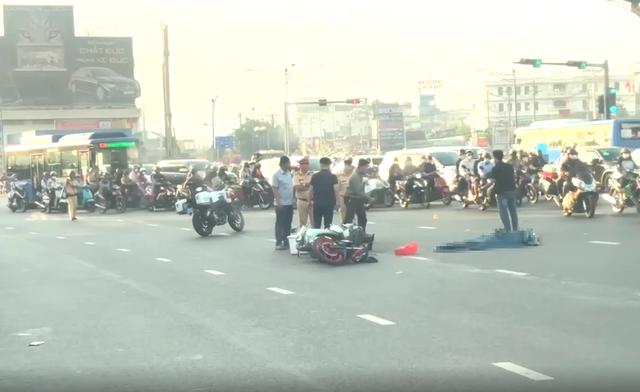 Tai nạn xe máy, cửa ngõ vào trung tâm TP.HCM kẹt xe nghiêm trọng- Ảnh 1.