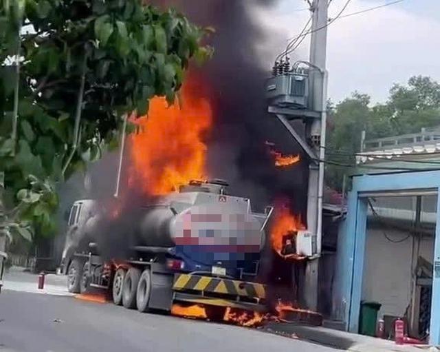 TP.HCM: Đang cháy xe bồn ở xã Nhà Bè, lửa cao ngùn ngụt- Ảnh 2. TP.HCM: Đang cháy xe bồn ở xã Nhà Bè, lửa cao ngùn ngụt- Ảnh 2.