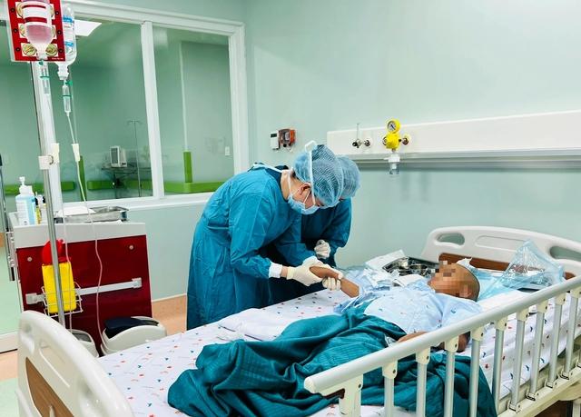 TP.HCM: Anh trai 10 tuổi hiến tế bào gốc cứu em 8 tuổi bị suy tủy nặng- Ảnh 1. TP.HCM: Anh trai 10 tuổi hiến tế bào gốc cứu em 8 tuổi bị suy tủy nặng- Ảnh 1.