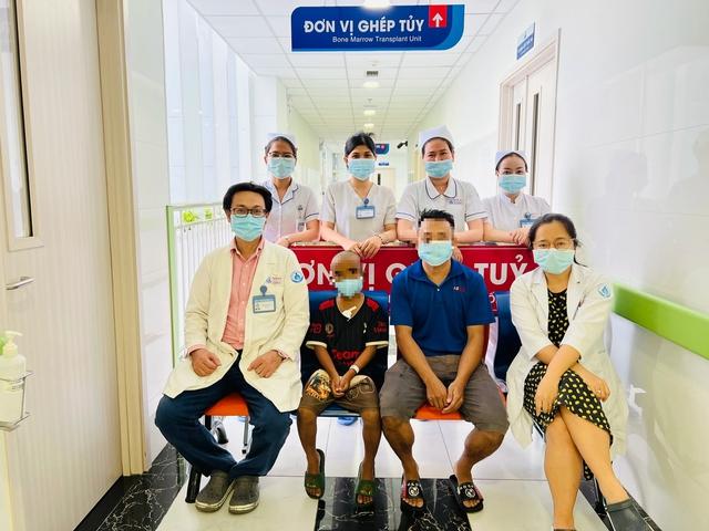 TP.HCM: Anh trai 10 tuổi hiến tế bào gốc cứu em 8 tuổi bị suy tủy nặng- Ảnh 2. TP.HCM: Anh trai 10 tuổi hiến tế bào gốc cứu em 8 tuổi bị suy tủy nặng- Ảnh 2.
