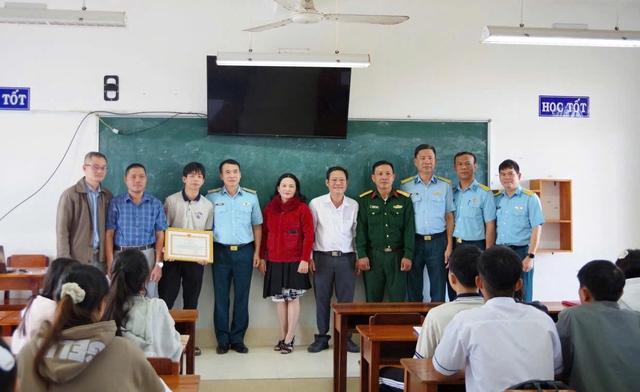 Tặng giấy khen nam sinh hỗ trợ phi công trong vụ máy bay rơi ở Đắk Lắk- Ảnh 1. Tặng giấy khen nam sinh hỗ trợ phi công trong vụ máy bay rơi ở Đắk Lắk- Ảnh 1.