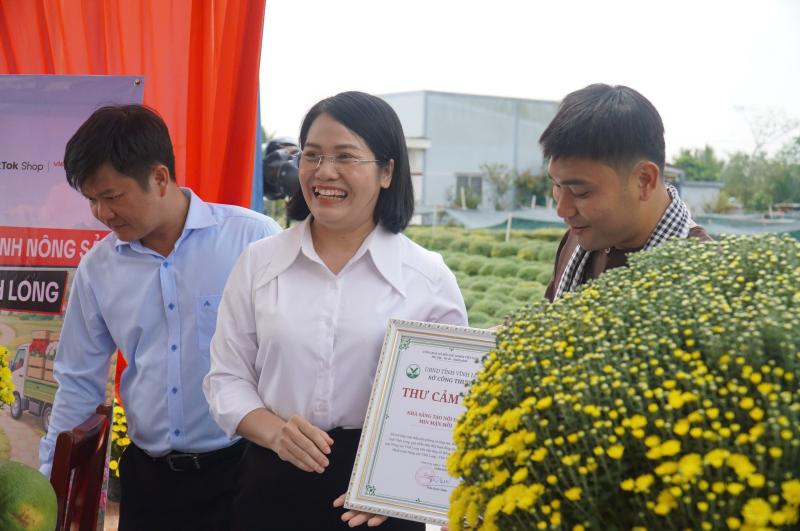 Giải cứu hoa tết: Nông dân miền Tây đoàn kết vượt khó khi cúc nở sớm - Ảnh 2. Giải cứu hoa tết: Nông dân miền Tây đoàn kết vượt khó khi cúc nở sớm - Ảnh 2.