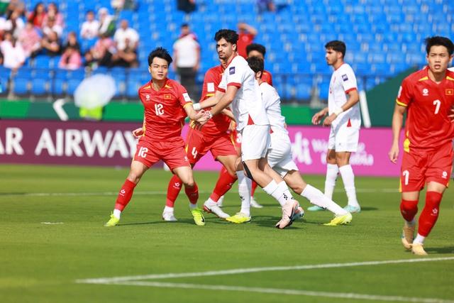 U.23 Việt Nam 'đánh nhanh thắng nhanh' U.23 Jordan: Trận đấu của VAR, Đình Bắc và Hiểu Minh - Ảnh 1. U.23 Việt Nam 'đánh nhanh thắng nhanh' Jordan, đứng đầu bảng A: Trận đấu của VAR, Đình Bắc và Hiểu Minh - Ảnh 1.
