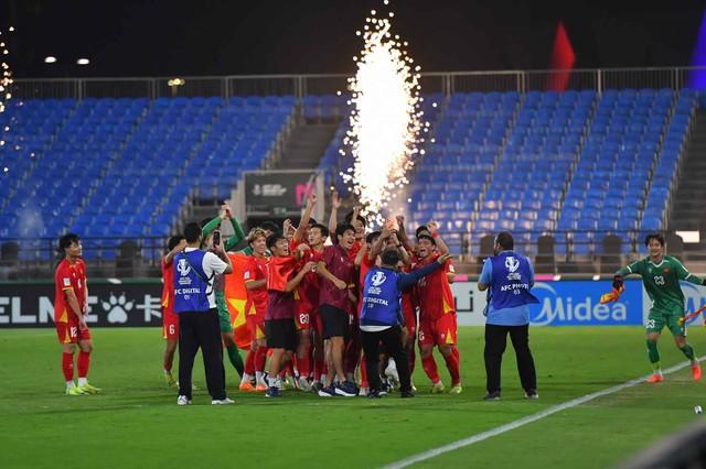 U.23 Việt Nam về nước trong đêm, Hiểu Minh được hỗ trợ xe lăn tại sân bay- Ảnh 1. U.23 Việt Nam về nước trong đêm, Hiểu Minh được hỗ trợ xe lăn tại sân bay- Ảnh 1.