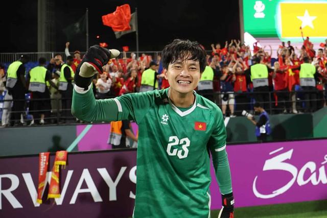 U.23 Việt Nam về nước trong đêm, Hiểu Minh được hỗ trợ xe lăn tại sân bay- Ảnh 4. U.23 Việt Nam về nước trong đêm, Hiểu Minh được hỗ trợ xe lăn tại sân bay- Ảnh 4.
