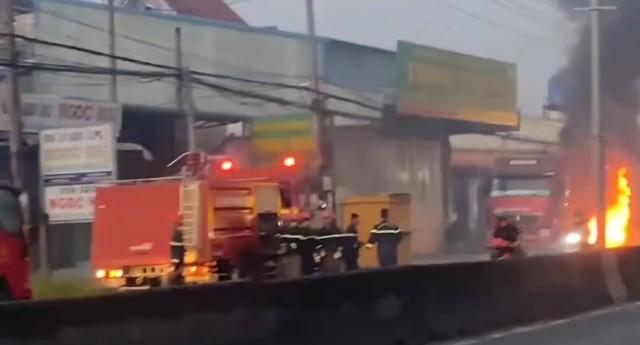 Đồng Tháp: Xe đầu kéo bốc cháy dữ dội trên quốc lộ 1- Ảnh 2.