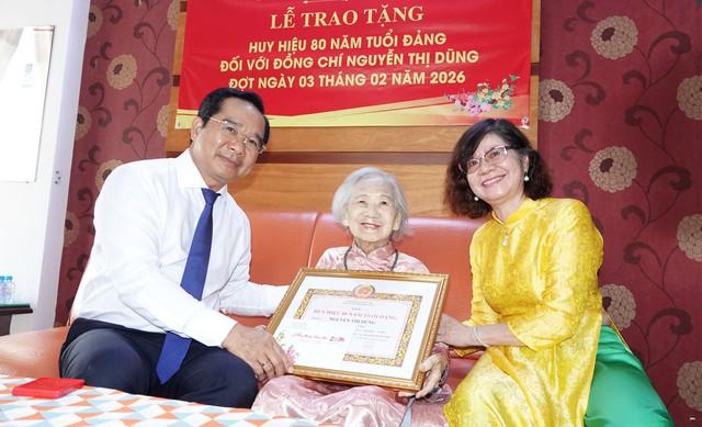 - Ảnh 1. - Ảnh 1. Chủ tịch UBND TP.HCM Nguyễn Văn Được trao tặng Huy hiệu 80 năm tuổi Đảng cho cụ bà Nguyễn Thị Dũng (phường Thạnh Mỹ Tây)