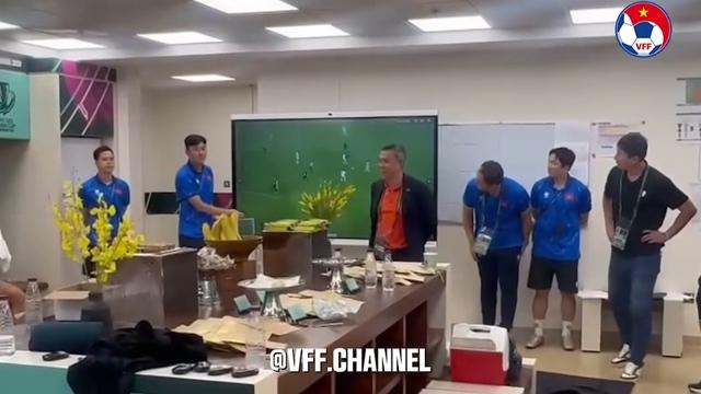 Hé lộ phòng thay đồ U.23 Việt Nam sau trận thắng Ả Rập Xê Út, Chủ tịch VFF hỏi... thẻ phạt- Ảnh 1. Hé lộ phòng thay đồ U.23 Việt Nam sau trận thắng Ả Rập Xê Út, Chủ tịch VFF hỏi... thẻ phạt- Ảnh 1.