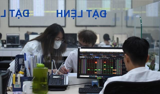 Cổ phiếu nào 'xông đất' sàn chứng khoán năm 2026?- Ảnh 1.