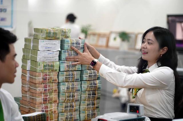 Ngân hàng tăng huy động, lãi suất ở mức cao - Ảnh 1.