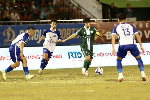 Công Phượng không được tính bàn thắng, Trường Tươi Đồng Nai thắng Khánh Hòa nhờ siêu phẩm: Vững ngôi đầu- Ảnh 2. Công Phượng không được tính bàn thắng, Trường Tươi Đồng Nai thắng Khánh Hòa nhờ siêu phẩm: Vững ngôi đầu- Ảnh 2.