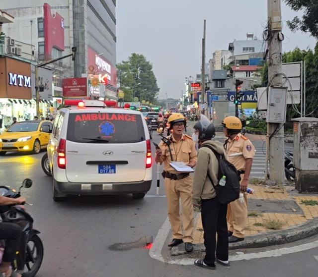 Nguyên nhân ô tô tông 6 xe máy trước nhà thiếu nhi Thủ Đức- Ảnh 2. Nguyên nhân ô tô tông 6 xe máy trước nhà thiếu nhi Thủ Đức- Ảnh 2.
