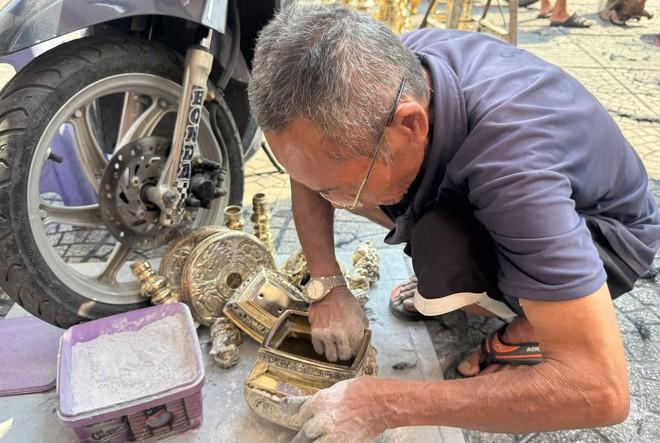 Nghề đánh bóng lư đồng ở TP.HCM: 'Ngẩng đầu lên thì đã chiều 30 tết'- Ảnh 2. Nghề đánh bóng lư đồng ở TP.HCM: 'Ngẩng đầu lên thì đã chiều 30 tết'- Ảnh 2.