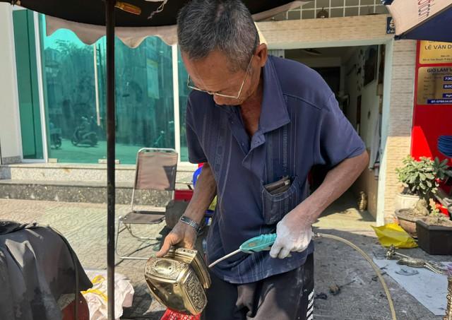Nghề đánh bóng lư đồng ở TP.HCM: 'Ngẩng đầu lên thì đã chiều 30 tết'- Ảnh 5. Nghề đánh bóng lư đồng ở TP.HCM: 'Ngẩng đầu lên thì đã chiều 30 tết'- Ảnh 5.