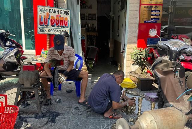 Nghề đánh bóng lư đồng ở TP.HCM: 'Ngẩng đầu lên thì đã chiều 30 tết'- Ảnh 1. Nghề đánh bóng lư đồng ở TP.HCM: 'Ngẩng đầu lên thì đã chiều 30 tết'- Ảnh 1.