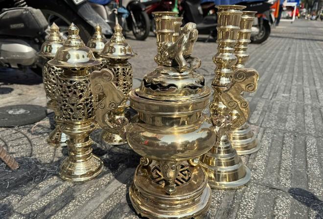 Nghề đánh bóng lư đồng ở TP.HCM: 'Ngẩng đầu lên thì đã chiều 30 tết'- Ảnh 7. Nghề đánh bóng lư đồng ở TP.HCM: 'Ngẩng đầu lên thì đã chiều 30 tết'- Ảnh 7.