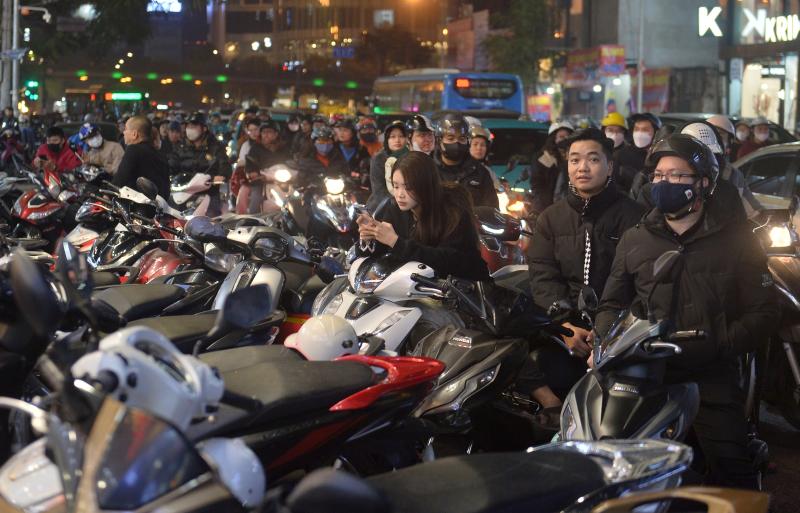 22 giờ đêm, phố thời trang Hà Nội 'vỡ trận' vì người dân sắm tết- Ảnh 7. 22 giờ đêm, phố thời trang Hà Nội 'vỡ trận' vì người dân sắm tết- Ảnh 7.