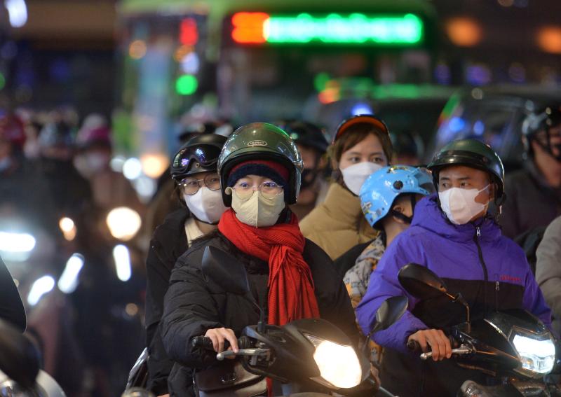 22 giờ đêm, phố thời trang Hà Nội 'vỡ trận' vì người dân sắm tết- Ảnh 16. 22 giờ đêm, phố thời trang Hà Nội 'vỡ trận' vì người dân sắm tết- Ảnh 16.