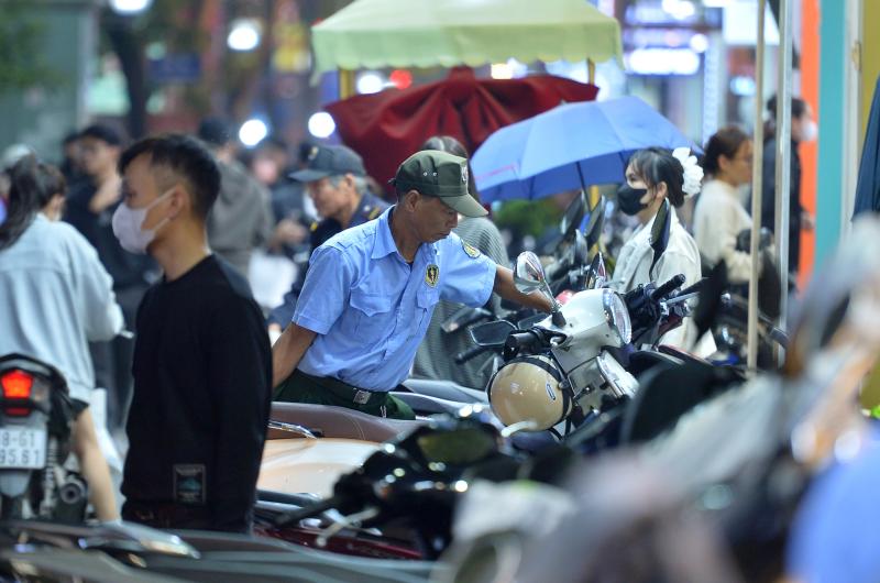 22 giờ đêm, phố thời trang Hà Nội 'vỡ trận' vì người dân sắm tết- Ảnh 2. 22 giờ đêm, phố thời trang Hà Nội 'vỡ trận' vì người dân sắm tết- Ảnh 2.
