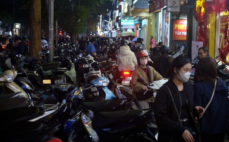 22 giờ đêm, phố thời trang Hà Nội 'vỡ trận' vì người dân sắm tết- Ảnh 8. 22 giờ đêm, phố thời trang Hà Nội 'vỡ trận' vì người dân sắm tết- Ảnh 8.