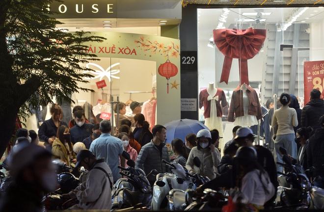 22 giờ đêm, phố thời trang Hà Nội 'vỡ trận' vì người dân sắm tết- Ảnh 13. 22 giờ đêm, phố thời trang Hà Nội 'vỡ trận' vì người dân sắm tết- Ảnh 13.
