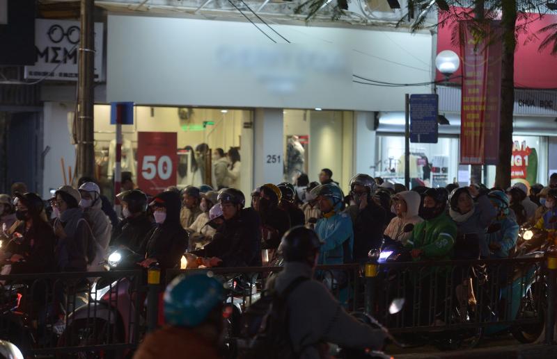 22 giờ đêm, phố thời trang Hà Nội 'vỡ trận' vì người dân sắm tết- Ảnh 17. 22 giờ đêm, phố thời trang Hà Nội 'vỡ trận' vì người dân sắm tết- Ảnh 17.
