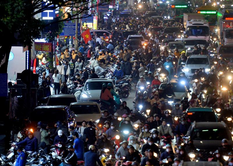 22 giờ đêm, phố thời trang Hà Nội 'vỡ trận' vì người dân sắm tết- Ảnh 3. 22 giờ đêm, phố thời trang Hà Nội 'vỡ trận' vì người dân sắm tết- Ảnh 3.