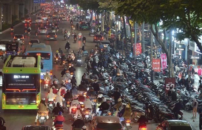 22 giờ đêm, phố thời trang Hà Nội 'vỡ trận' vì người dân sắm tết- Ảnh 5. 22 giờ đêm, phố thời trang Hà Nội 'vỡ trận' vì người dân sắm tết- Ảnh 5.