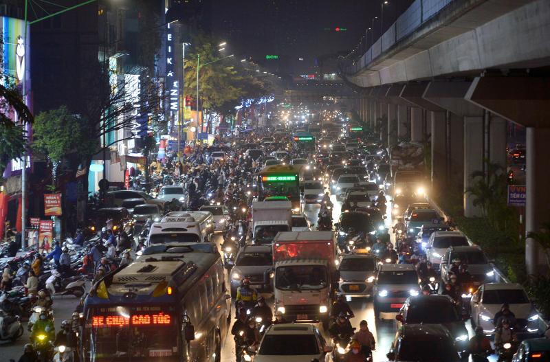 22 giờ đêm, phố thời trang Hà Nội 'vỡ trận' vì người dân sắm tết- Ảnh 1. 22 giờ đêm, phố thời trang Hà Nội 'vỡ trận' vì người dân sắm tết- Ảnh 1.