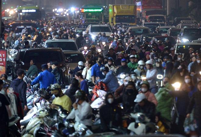 22 giờ đêm, phố thời trang Hà Nội 'vỡ trận' vì người dân sắm tết- Ảnh 4. 22 giờ đêm, phố thời trang Hà Nội 'vỡ trận' vì người dân sắm tết- Ảnh 4.