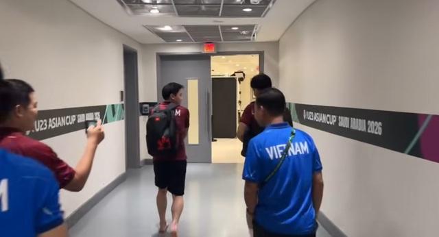 Kiểm tra doping sau trận thắng U.23 Kyrgyzstan, Đình Bắc chân trần co ro vì lạnh- Ảnh 2. Kiểm tra doping sau trận thắng U.23 Kyrgyzstan, Đình Bắc chân trần co ro vì lạnh- Ảnh 2.