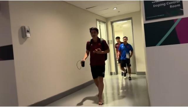 Kiểm tra doping sau trận thắng U.23 Kyrgyzstan, Đình Bắc chân trần co ro vì lạnh- Ảnh 1. Kiểm tra doping sau trận thắng U.23 Kyrgyzstan, Đình Bắc chân trần co ro vì lạnh- Ảnh 1.