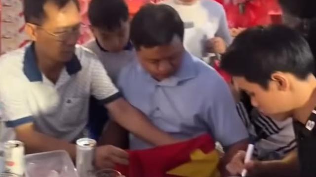 Nhà Đình Bắc mở cỗ vui như hội, 'Vua phá lưới châu Á' ký tặng mỏi tay - Ảnh 6.