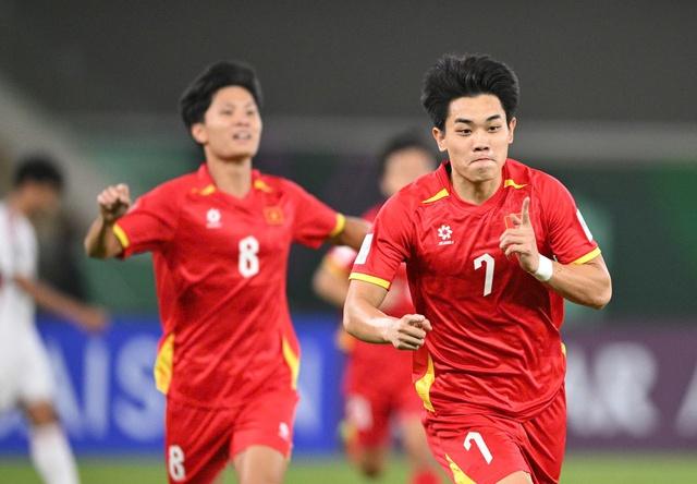 Phép màu HLV Kim Sang-sik giúp U.23 Việt Nam thăng hoa tuyệt đối, VFF thưởng 3,1 tỉ đồng vé bán kết- Ảnh 3.
