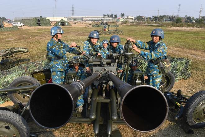 Tư lệnh Vũ Hồng Sơn kiểm tra trận địa phòng không tham gia bảo vệ Đại hội XIV- Ảnh 5. Tư lệnh Vũ Hồng Sơn kiểm tra trận địa phòng không tham gia bảo vệ Đại hội XIV- Ảnh 5.