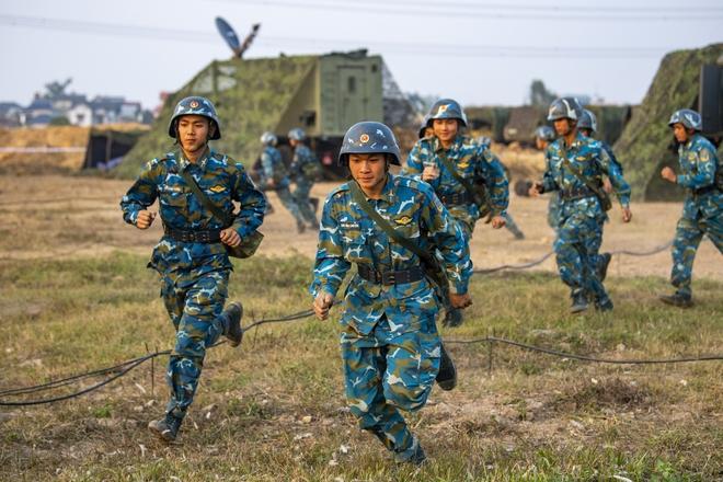 Tư lệnh Vũ Hồng Sơn kiểm tra trận địa phòng không tham gia bảo vệ Đại hội XIV- Ảnh 3. Tư lệnh Vũ Hồng Sơn kiểm tra trận địa phòng không tham gia bảo vệ Đại hội XIV- Ảnh 3.