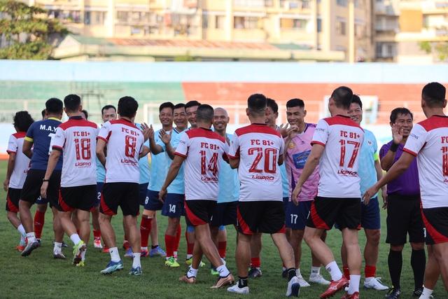 Huyền thoại bóng đá tranh tài PickFootball, tặng TV bà con bị ảnh hưởng bão lũ tại Khánh Hòa- Ảnh 6.