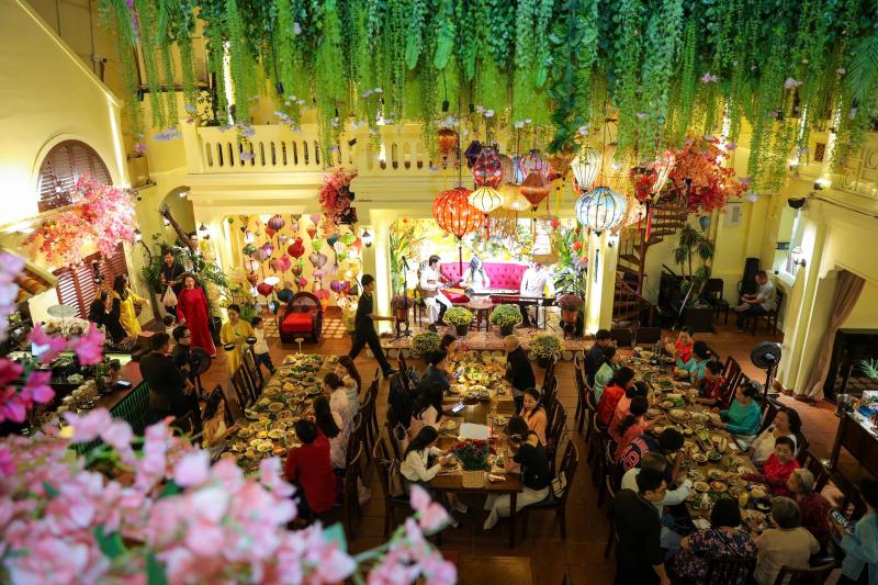 Bất ngờ mâm cỗ tết 3 miền ngay tại TP.HCM: Thực khách hào hứng 'ăn tết sớm' - Ảnh 1.
